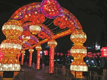 濟(jì)南趵突泉迎春花燈會開燈 楓溪水面現(xiàn)“百鳥朝鳳”