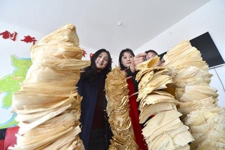 農(nóng)家大姐在展示分揀好的”棒棒葉”。