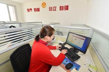 農(nóng)家大姐在操作網(wǎng)上訂單。