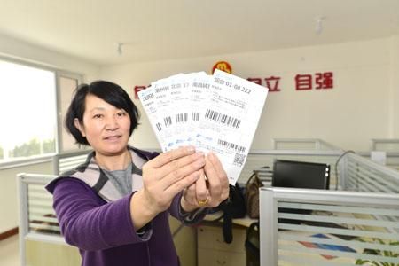 基地負(fù)責(zé)人錢秀竹展示大量的訂單。