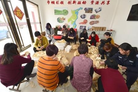 幾名農(nóng)家大姐圍坐在電商大廳里分揀“棒棒葉“。