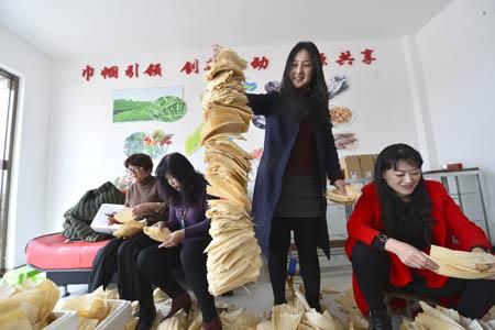 農(nóng)家大姐們?cè)诜謷鞍舭羧~“。