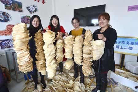 幾名大姐在展示分揀好的“棒棒葉“。