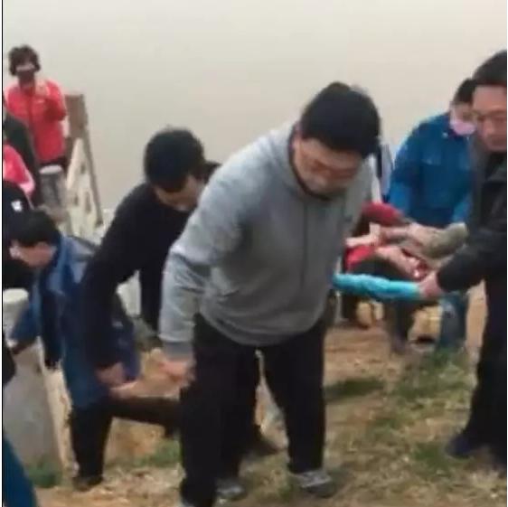 市民協力將該女子救上岸