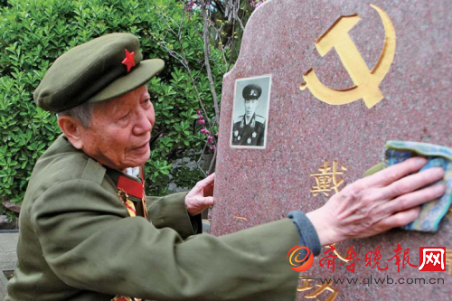 4日， 濟南英雄山革命烈士陵園， 24位參加過濟南戰役的老戰士相聚， 一起看望昔日的戰友， 追憶當年共同的戰斗經歷。 老戰士為烈士們獻花， 并為其擦拭墓碑。 本報記者 周青先 通訊員 丁雁彪 攝