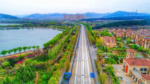 穿越春天的高空“地鐵” 濟南地鐵R1線在春天的畫卷中穿行