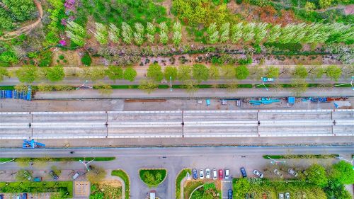 穿越春天的高空“地鐵” 濟南地鐵R1線在春天的畫卷中穿行