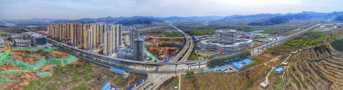 穿越春天的高空“地鐵” 濟南地鐵R1線在春天的畫卷中穿行