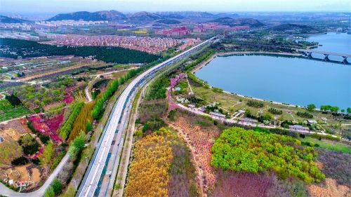 穿越春天的高空“地鐵” 濟南地鐵R1線在春天的畫卷中穿行