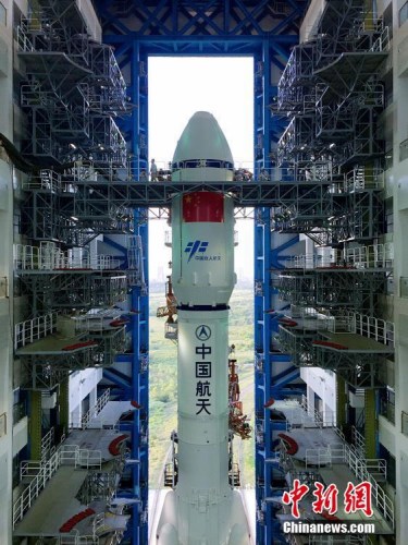 垂直轉(zhuǎn)運的順利完成，標(biāo)志著“天舟一號”飛行任務(wù)正式進(jìn)入發(fā)射階段。張文軍 攝