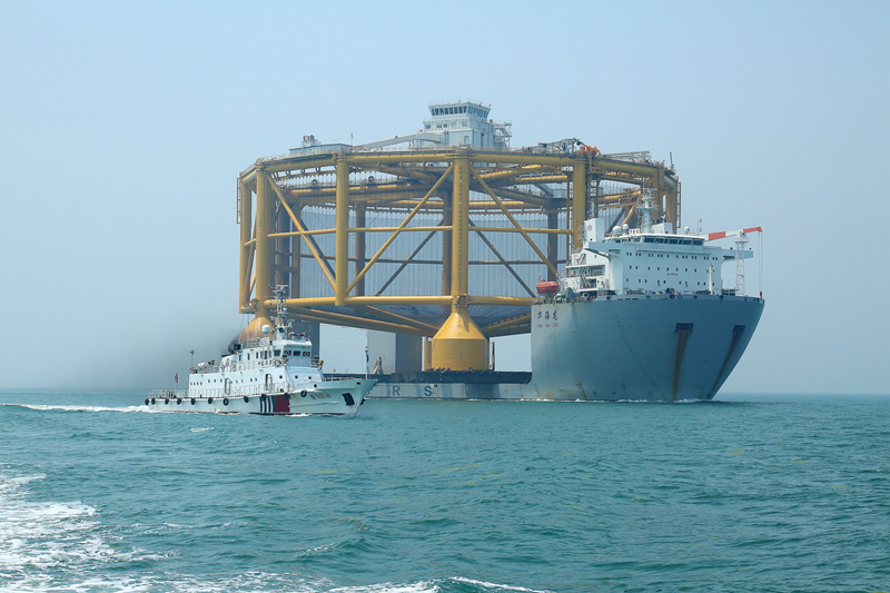 6月17日中午12時(shí)，載運(yùn)著世界首座規(guī)模最大的半潛式智能海上“漁場”的半潛船“華海龍”號(hào)，在青島海事局交管中心的密切監(jiān)控下，在“海巡0511”輪的護(hù)航下，安全駛出青島膠州灣，踏上挪威的“旅途”。 (2).JPG