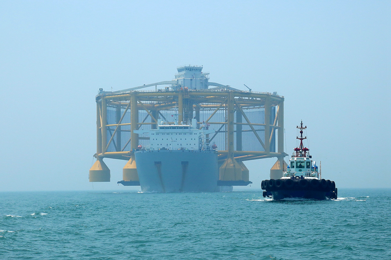 6月17日中午12時(shí)，載運(yùn)著世界首座規(guī)模最大的半潛式智能海上“漁場”的半潛船“華海龍”號(hào)，在青島海事局交管中心的密切監(jiān)控下，在“海巡0511”輪的護(hù)航下，安全駛出青島膠州灣，踏上挪威的“旅途”。 (3).JPG