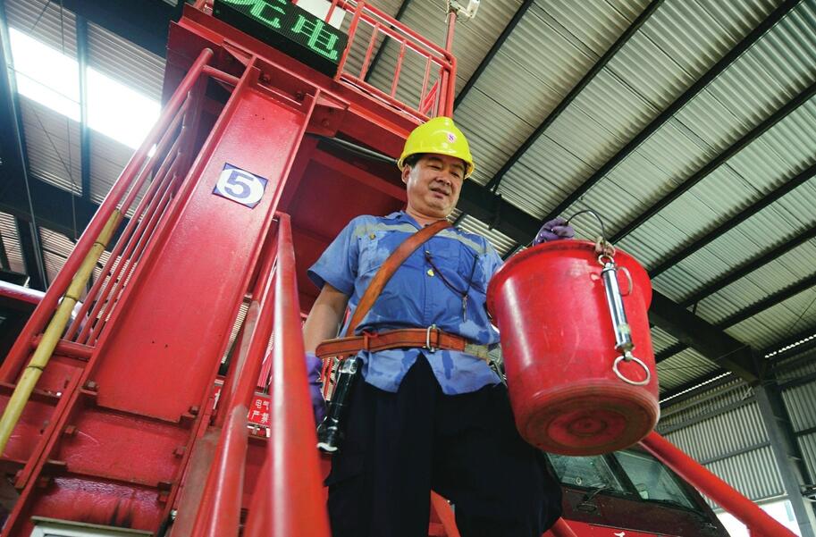 致敬高溫下的勞動者！揮汗如雨的臉龐 最美的勞動頌歌